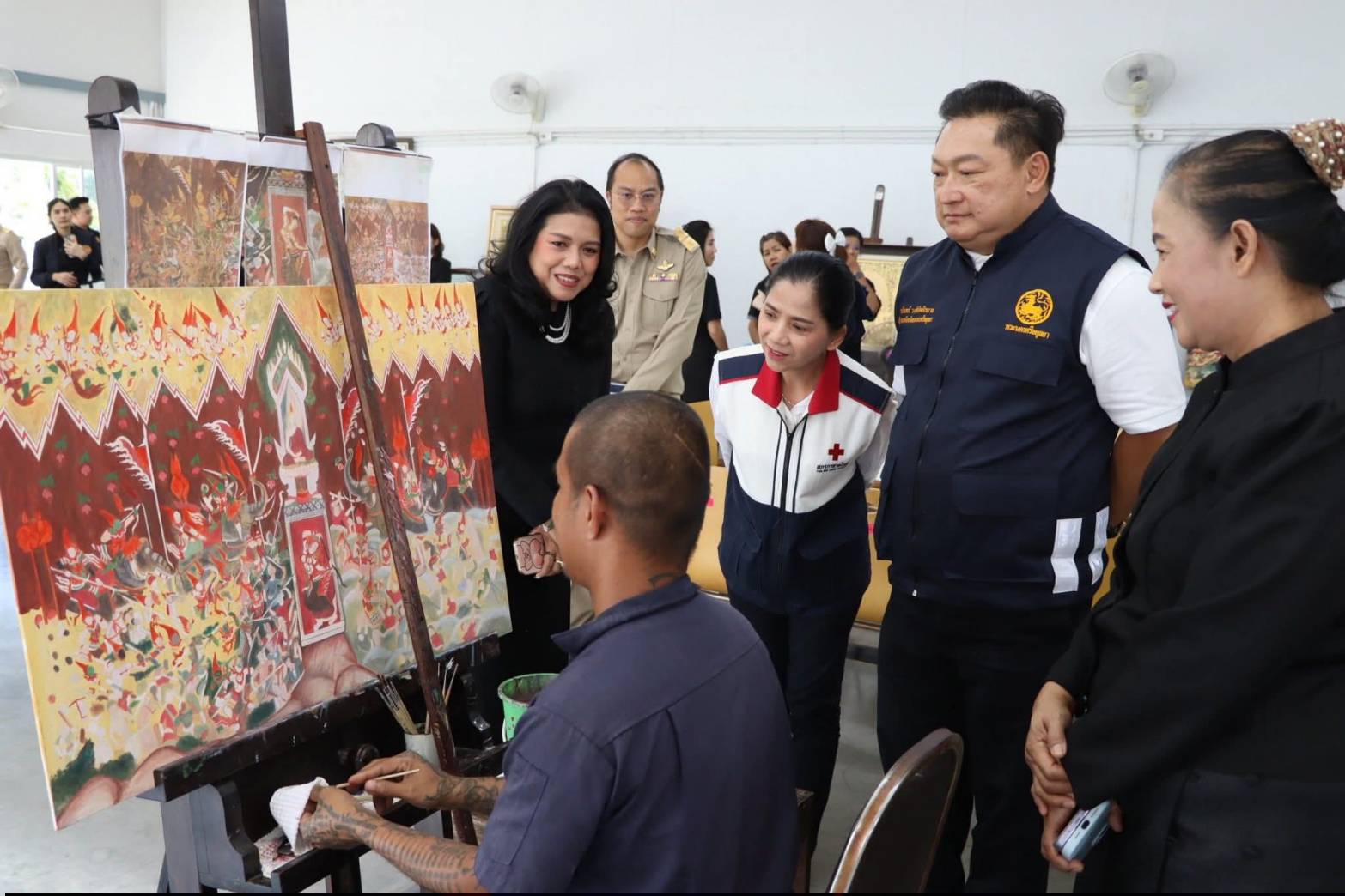 title - นางสาวสิริมา แจ้งกระจ่าง ผู้อำนวยการศูนย์ส่งเสริมและพัฒนาอาชีพเสริมนอกภาคการเกษตร ให้การต้อนรับ นายชวนินทร์ วงศ์สถิตจิรกาล ผู้ว่าราชการจังหวัดพระนครศรีอยุธยา และหัวหน้าส่วนราชการ เข้าเยี่ยมชม แผนกฝึกอบรม ศพส. ณ ศูนย์ส่งเสริมและพัฒนาอาชีพเสริมนอกภาคการเกษตร (ศูนย์ศิลปาชีพ บางไทรฯ (เดิม))